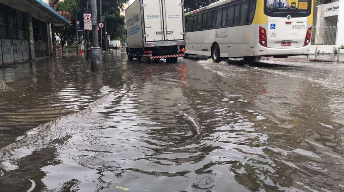 Ruas do Catete tem trânsito caótico devido aos bolsões de água