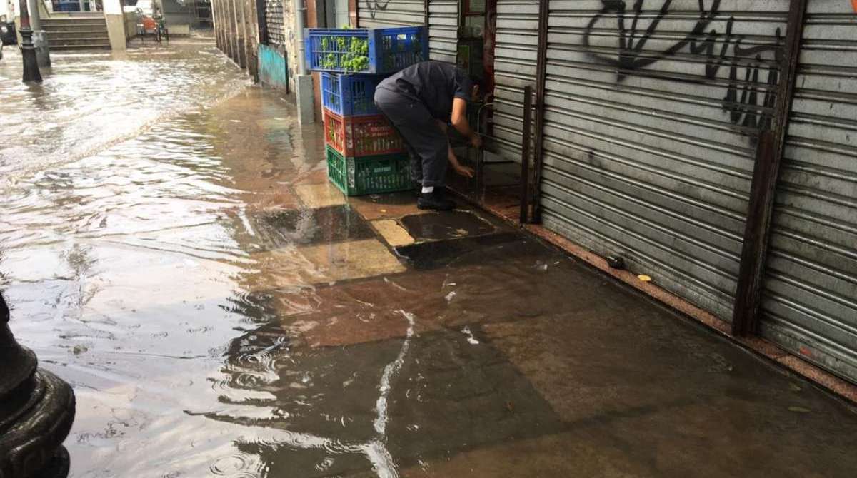 Ruas do Catete tem trânsito caótico devido aos bolsões de água