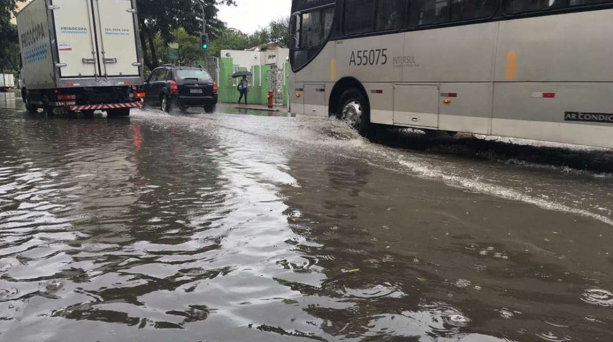 Ruas do Catete tem trânsito caótico devido aos bolsões de água