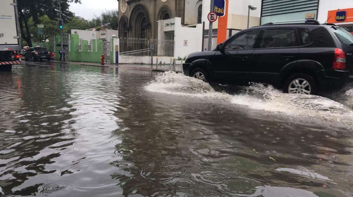 Ruas do Catete tem trânsito caótico devido aos bolsões de água
