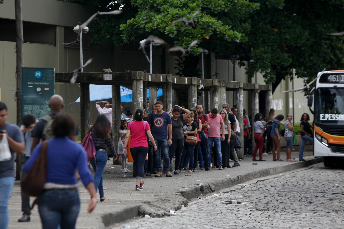 Rio de Janeiro, 26/11/2018 - Devido a grande chuva que atingiu a cidade do Rio de Janeiro durante a noite e madrugada, os nibus que viam da zona Sul no conseguiram chegar a tempo aos pontos, deixando os usurios esprando por longo periodo tempo. Foto: Luciano Belford/Agncia O Dia