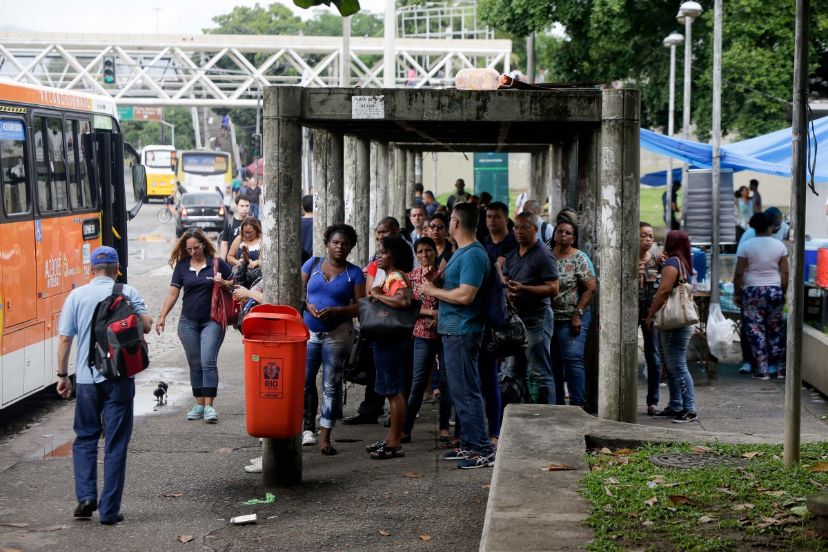 Rio de Janeiro, 26/11/2018 - Devido a grande chuva que atingiu a cidade do Rio de Janeiro durante a noite e madrugada, os nibus que viam da zona Sul no conseguiram chegar a tempo aos pontos, deixando os usurios esprando por longo periodo tempo. Foto: Luciano Belford/Agncia O Dia