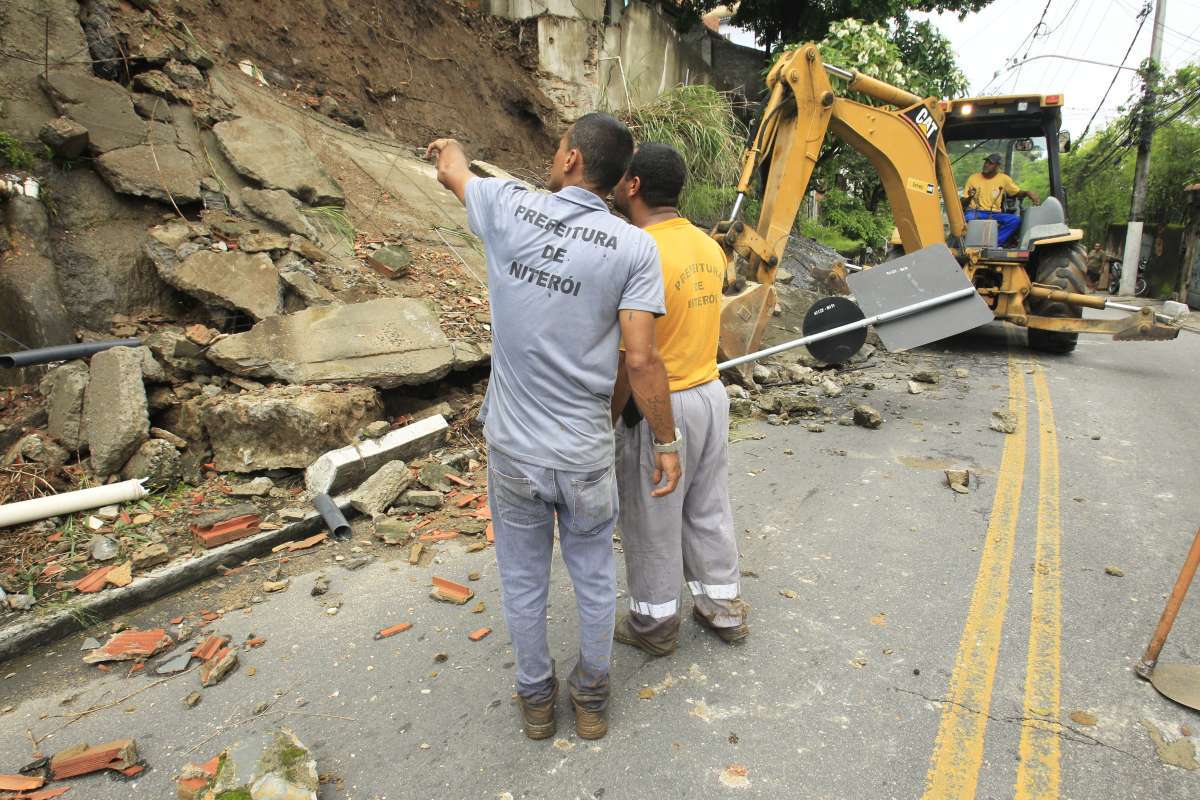 Chuva causa deslizamento e alagamentos em Niter&oacute;i. Na foto, deslizamento na Avenida Carlos Ermelindo Marins, que liga Charitas &agrave; Jurujuba. Estefan Radovicz/Ag&ecirc;ncia O Dia                        CIDADE,RIO,NITER&Oacute;I,CHUVAS,DESLIZAMENTO,DESLIZAMENTO     