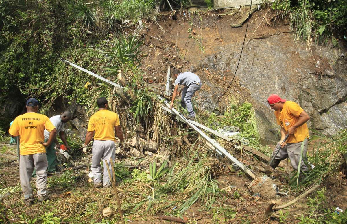 Chuva causa deslizamento e alagamentos em Niter&oacute;i. Na foto, deslizamento na Avenida Carlos Ermelindo Marins, que liga Charitas &agrave; Jurujuba. Estefan Radovicz/Ag&ecirc;ncia O Dia                        CIDADE,RIO,NITER&Oacute;I,CHUVAS,DESLIZAMENTO,DESLIZAMENTO     