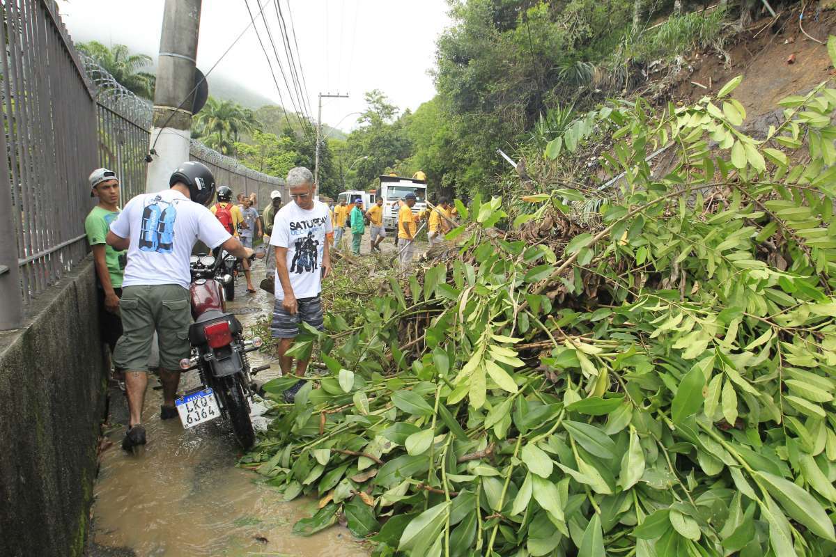 Chuva causa deslizamento e alagamentos em Niter&oacute;i. Na foto, deslizamento na Avenida Carlos Ermelindo Marins, que liga Charitas &agrave; Jurujuba. Estefan Radovicz/Ag&ecirc;ncia O Dia                        CIDADE,RIO,NITER&Oacute;I,CHUVAS,DESLIZAMENTO,DESLIZAMENTO     