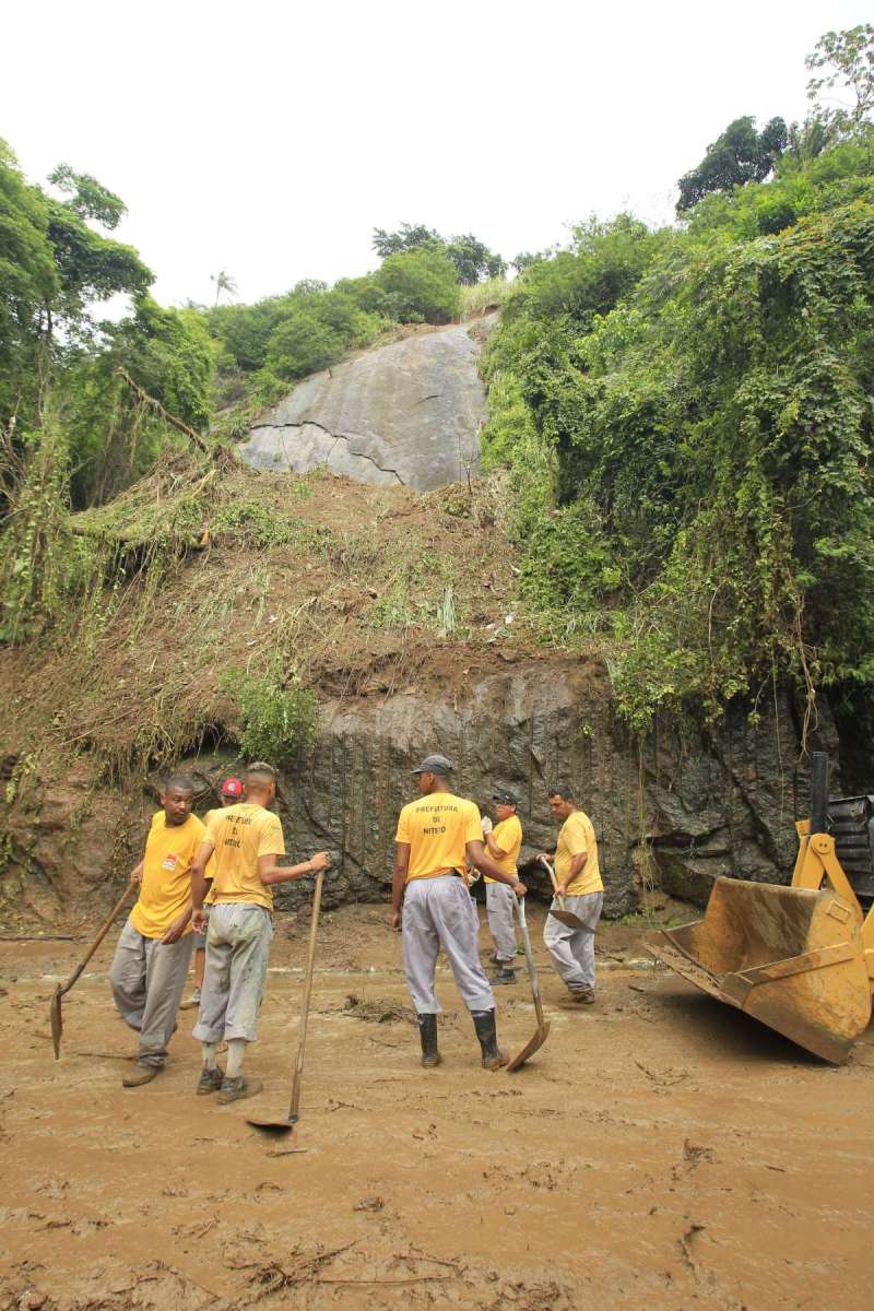 Chuva causa deslizamento e alagamentos em Niter&oacute;i. Na foto, deslizamento na Avenida Carlos Ermelindo Marins, que liga Charitas &agrave; Jurujuba. Estefan Radovicz/Ag&ecirc;ncia O Dia                        CIDADE,RIO,NITER&Oacute;I,CHUVAS,DESLIZAMENTO,DESLIZAMENTO     