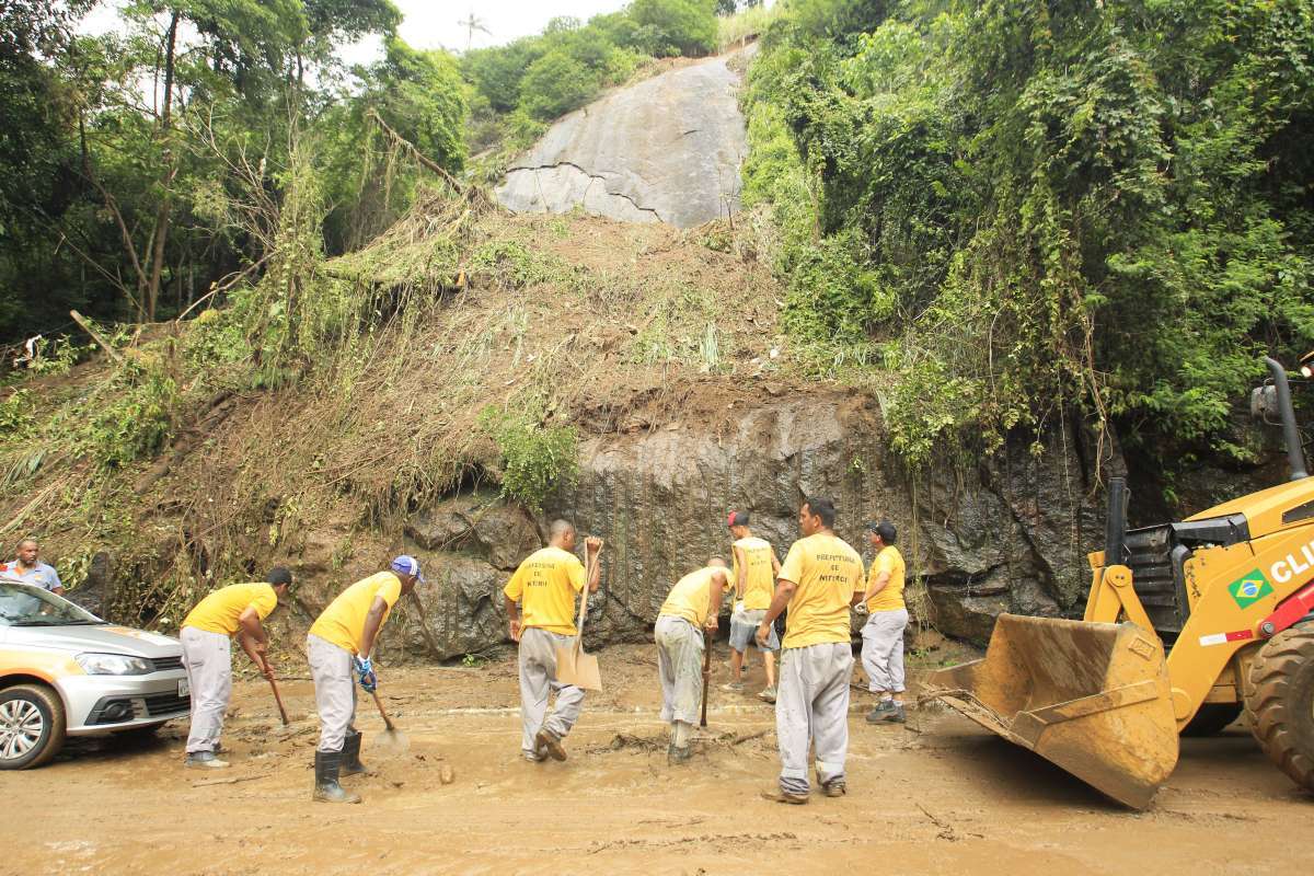 Chuva causa deslizamento e alagamentos em Niter&oacute;i. Na foto, deslizamento na Avenida Carlos Ermelindo Marins, que liga Charitas &agrave; Jurujuba. Estefan Radovicz/Ag&ecirc;ncia O Dia                        CIDADE,RIO,NITER&Oacute;I,CHUVAS,DESLIZAMENTO,DESLIZAMENTO     