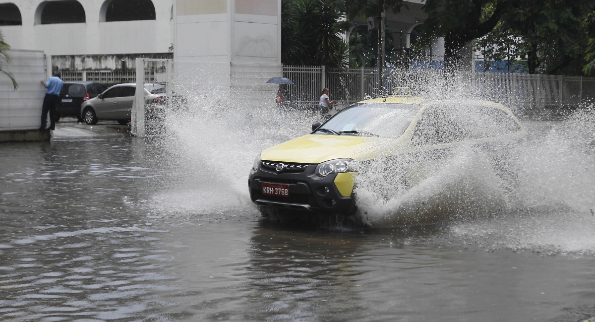 Rua do Catete  completamente alagada,chuva causa transtorno em alguns pontos do Rio,transito parado e ruas alagadas na Zona Sul.
Foto   Silva Agencia O Dia