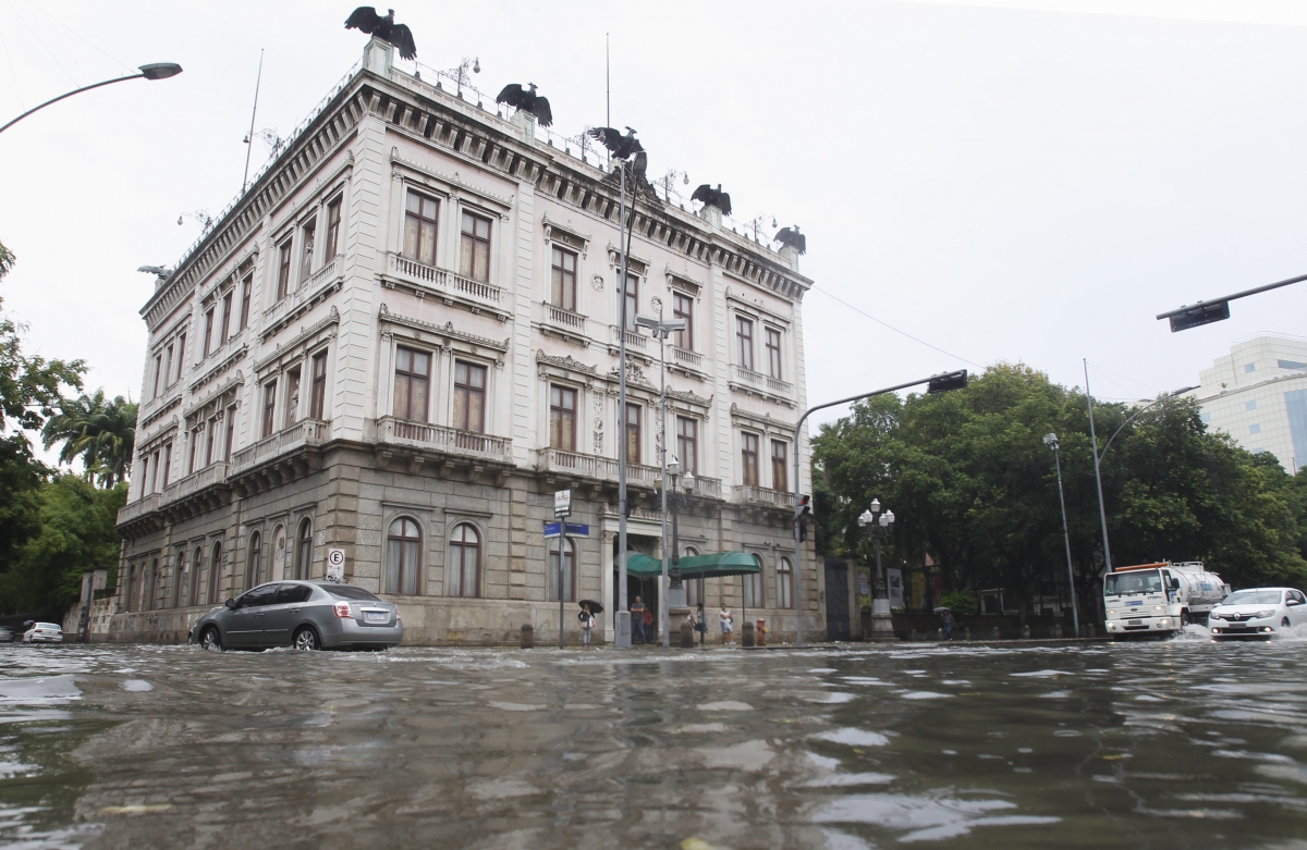 Rua do Catete completamente alagada: chuva causou transtornos em vários pontos do Rio - Severino Silva / Agência O Dia