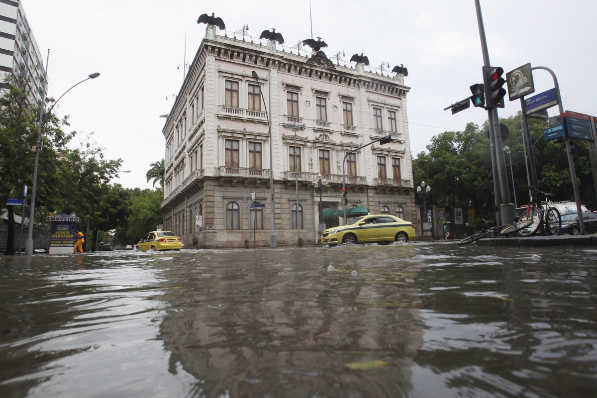 Rua do Catete  completamente alagada,chuva causa transtorno em alguns pontos do Rio,transito parado e ruas alagadas na Zona Sul.
Foto   Silva Agencia O Dia