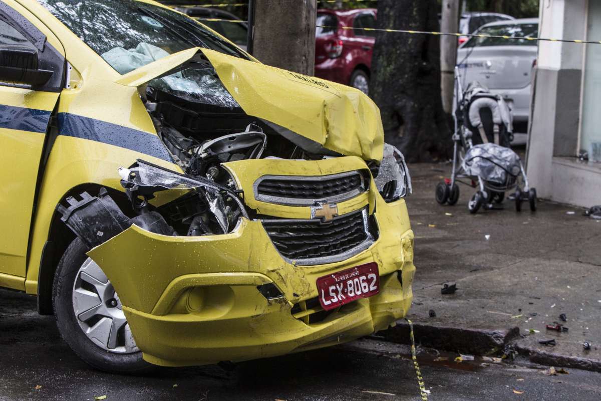 Um menino de 2 anos morreu e duas mulheres ficaram feridas em um acidente de tr&acirc;nsito no bairro do Humait&aacute;, na Zona Sul do Rio, na manh&atilde; desta segunda-feira. De acordo com as primeiras informa&ccedil;&otilde;es, um t&aacute;xi e uma van colidiram e atingiram a crian&ccedil;a e m&atilde;e. Uma mulher que estava no t&aacute;xi tamb&eacute;m ficou ferida. Foto Marcio Mercante.