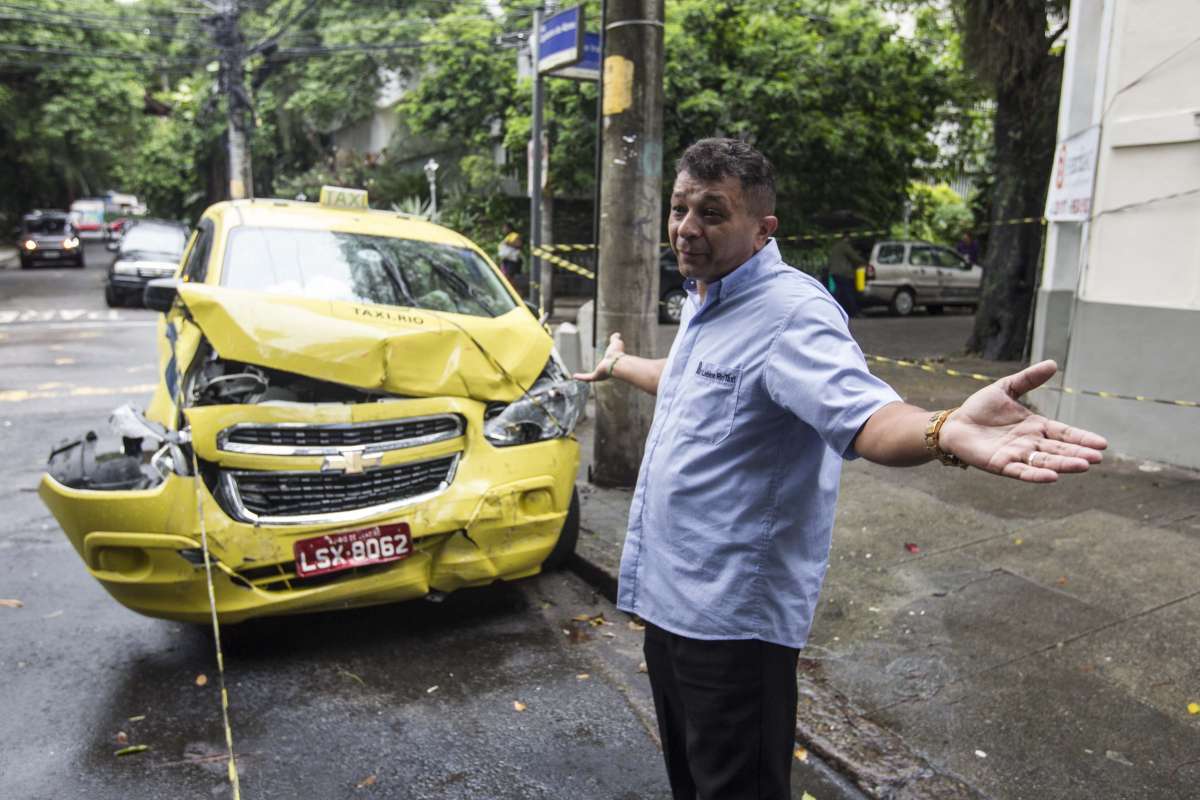 Um menino de 2 anos morreu e duas mulheres ficaram feridas em um acidente de tr&acirc;nsito no bairro do Humait&aacute;, na Zona Sul do Rio, na manh&atilde; desta segunda-feira. De acordo com as primeiras informa&ccedil;&otilde;es, um t&aacute;xi e uma van colidiram e atingiram a crian&ccedil;a e m&atilde;e. Uma mulher que estava no t&aacute;xi tamb&eacute;m ficou ferida. Adao Jorge dono do carro prisma que foi envolvido no acidente. Pedro Francisco dono do Taxi.  Foto Marcio Mercante.