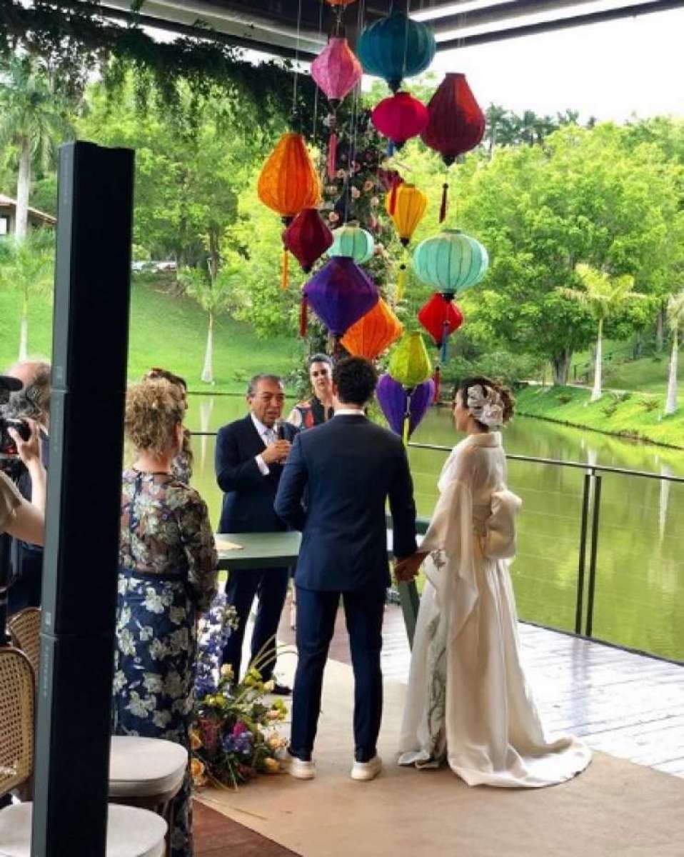 Mariana Takeda e o noivo durante a cerimônia de casamento cerimônia de casamento