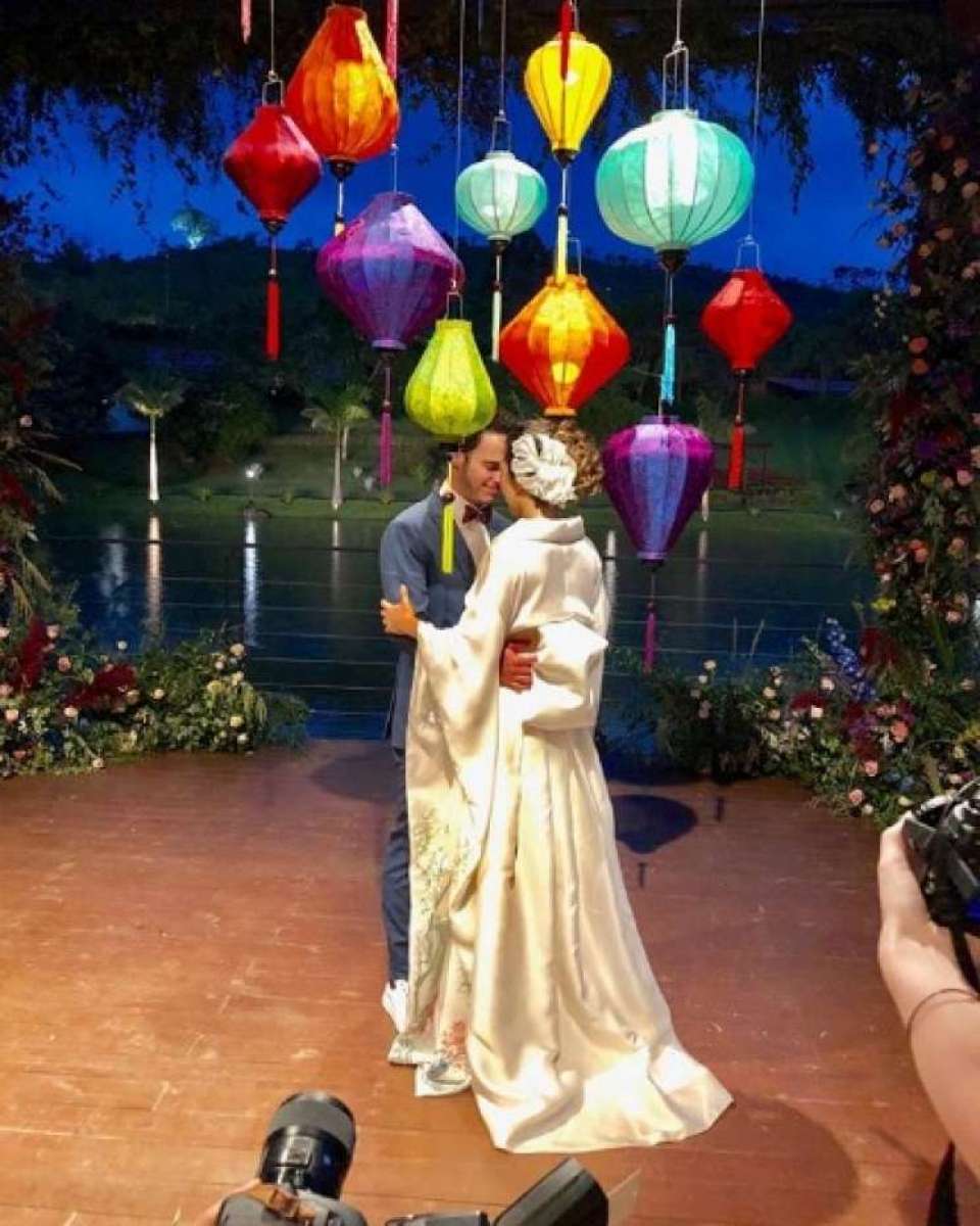 Mariana Takeda e o noivo durante a cerimônia de casamento cerimônia de casamento