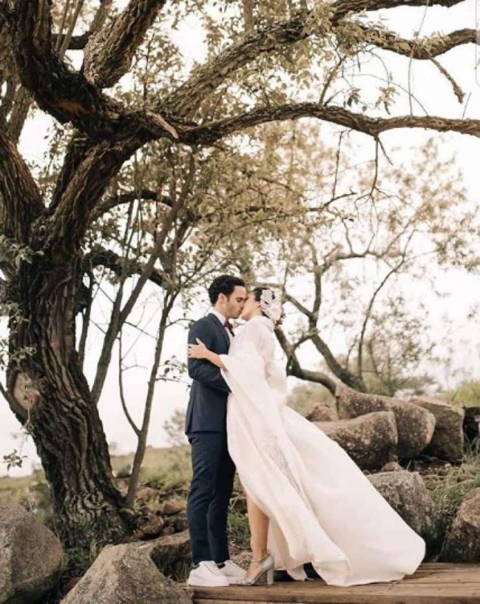 Mariana Takeda e o noivo durante a cerimônia de casamento cerimônia de casamento