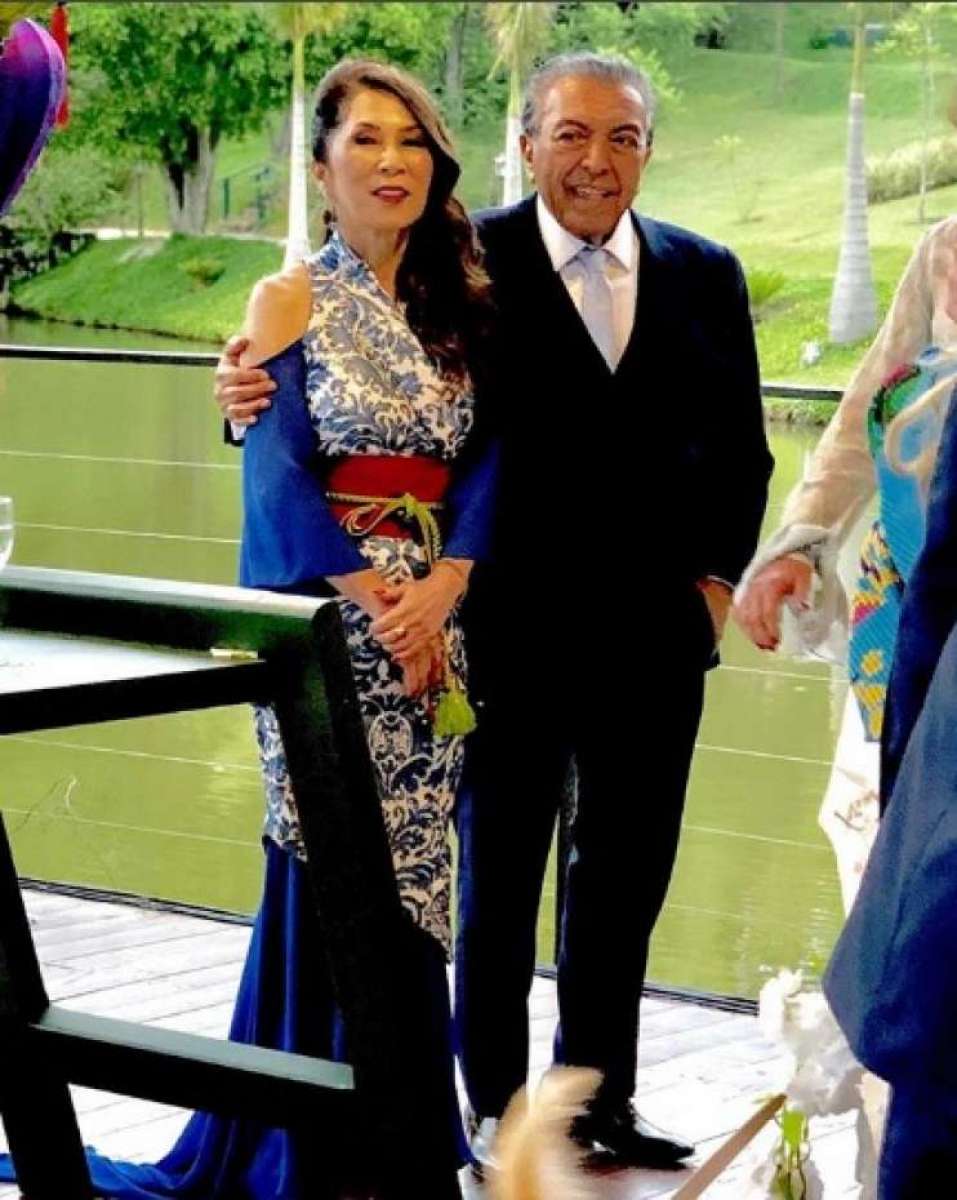 Mariana Takeda e o noivo durante a cerimônia de casamento cerimônia de casamento