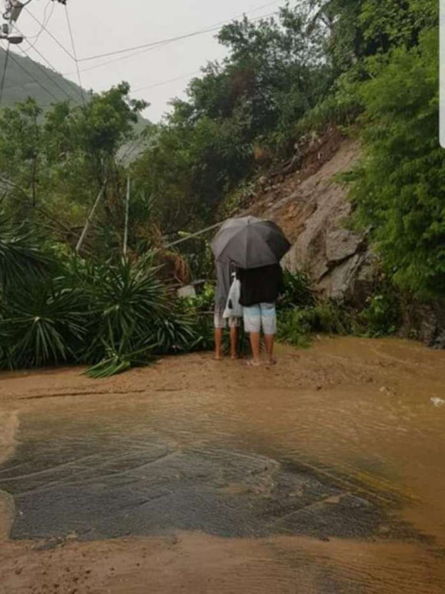 Em Niterói, um deslizamento de terra no acesso ao bairro de Jurujuba está interditando o trânsito. Um ônibus da empresa Miramar acabou sendo atingido. Não há registro de feridos 