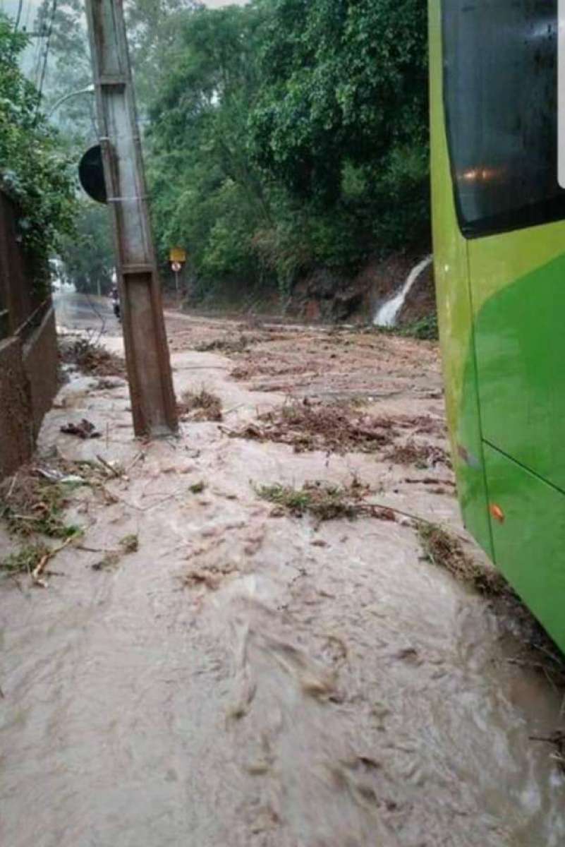 Em Niterói, um deslizamento de terra no acesso ao bairro de Jurujuba está interditando o trânsito. Um ônibus da empresa Miramar acabou sendo atingido. Não há registro de feridos 