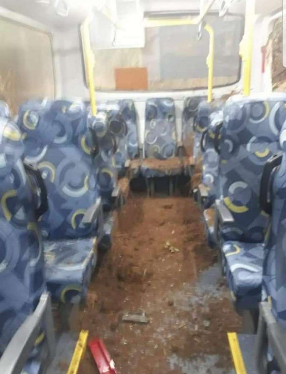Em Niterói, um deslizamento de terra no acesso ao bairro de Jurujuba está interditando o trânsito. Um ônibus da empresa Miramar acabou sendo atingido. Não há registro de feridos 