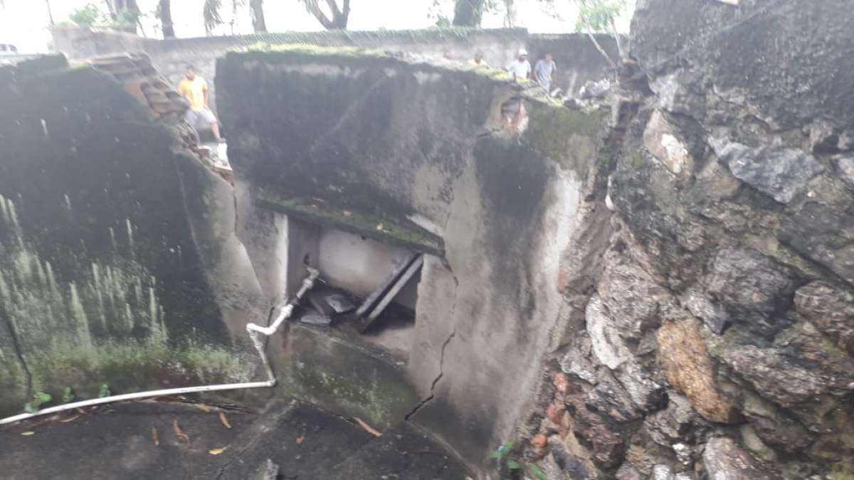 Muro desabou na Avenida Carlos Ermelindo Marins, na Jurujuba 