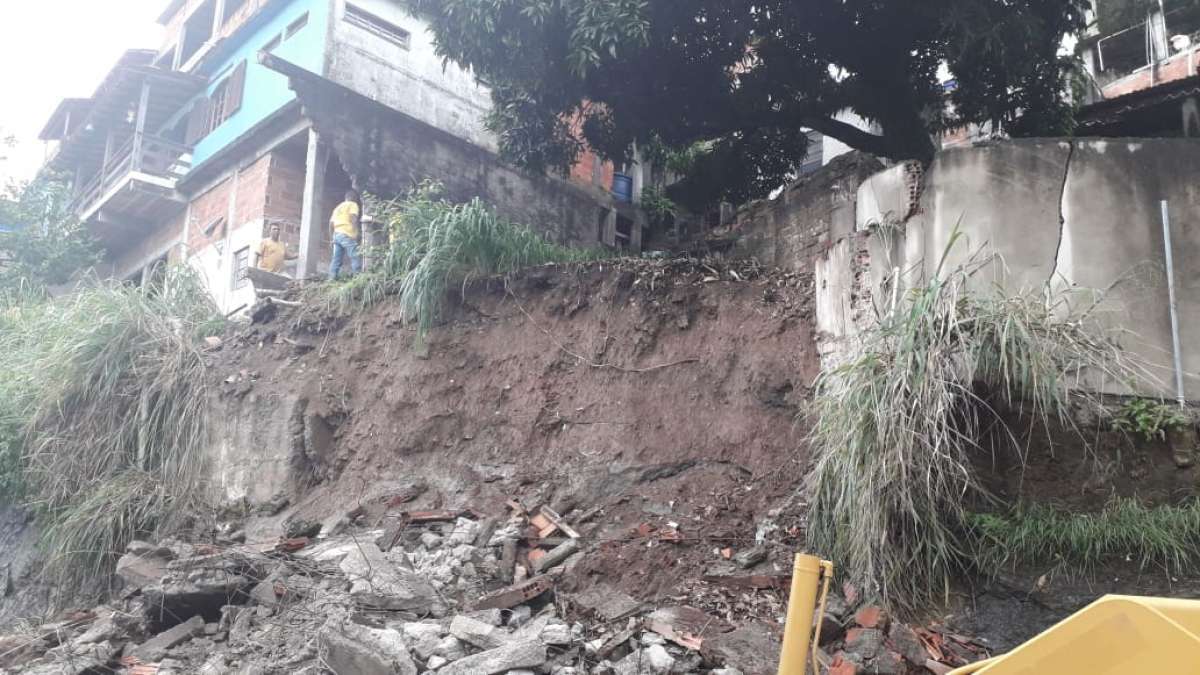 Muro desabou na Avenida Carlos Ermelindo Marins, na Jurujuba 