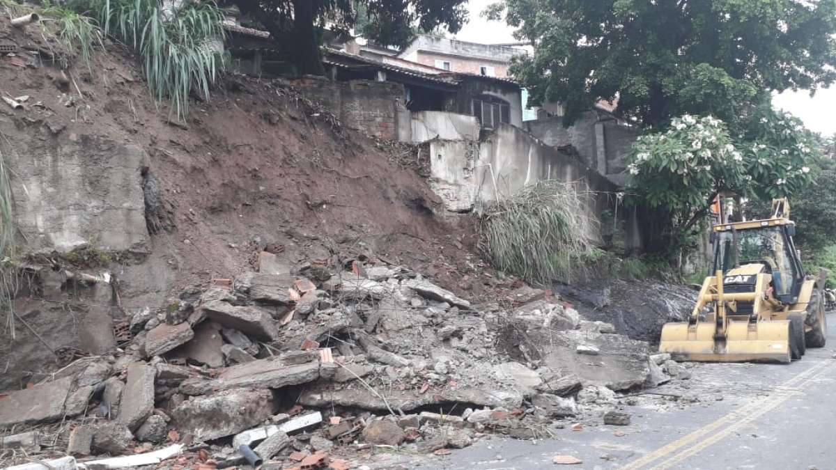 Muro desabou na Avenida Carlos Ermelindo Marins, na Jurujuba 