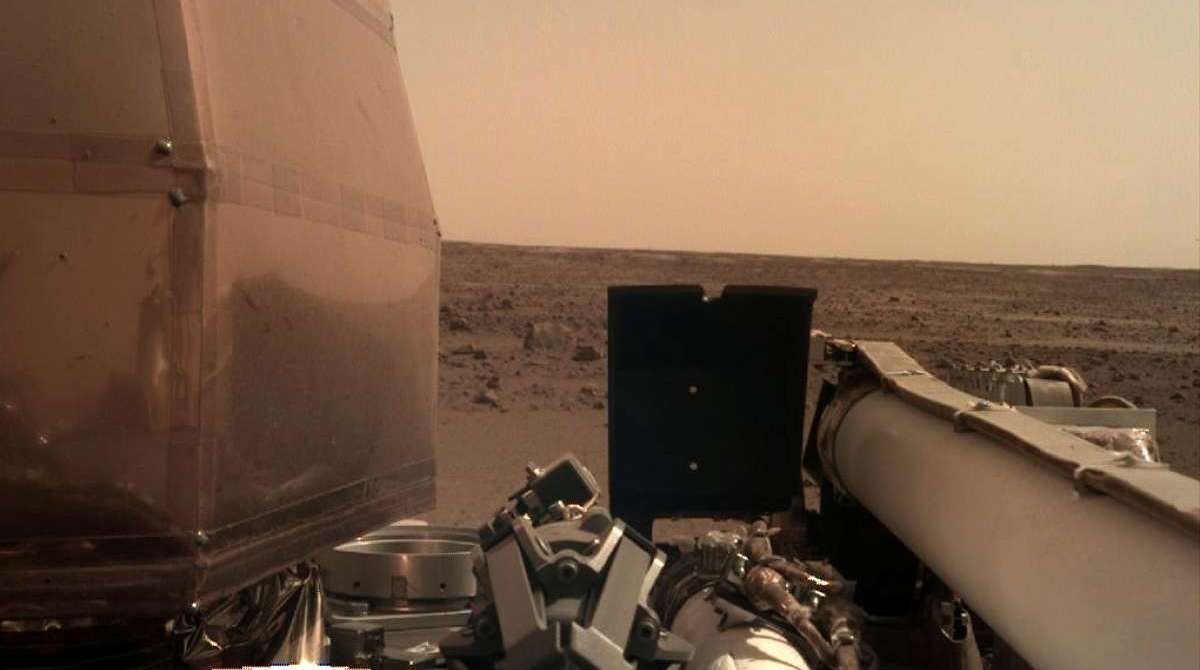 Imagem feita pela sonda InSight Mars da Nasa depois de aterrissar na superfície de Marte (AFP photo/ Nasa/ JPL-Caltech) - Reprodução/ AFP