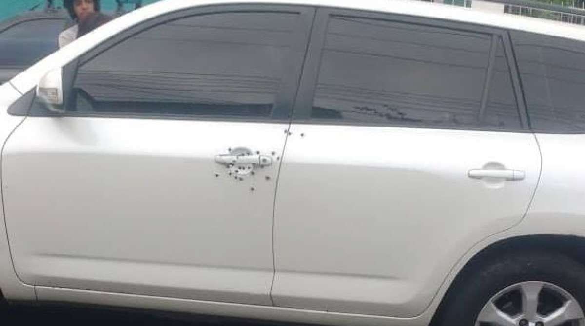Porta do motorista ficou com diversas marcas de tiro