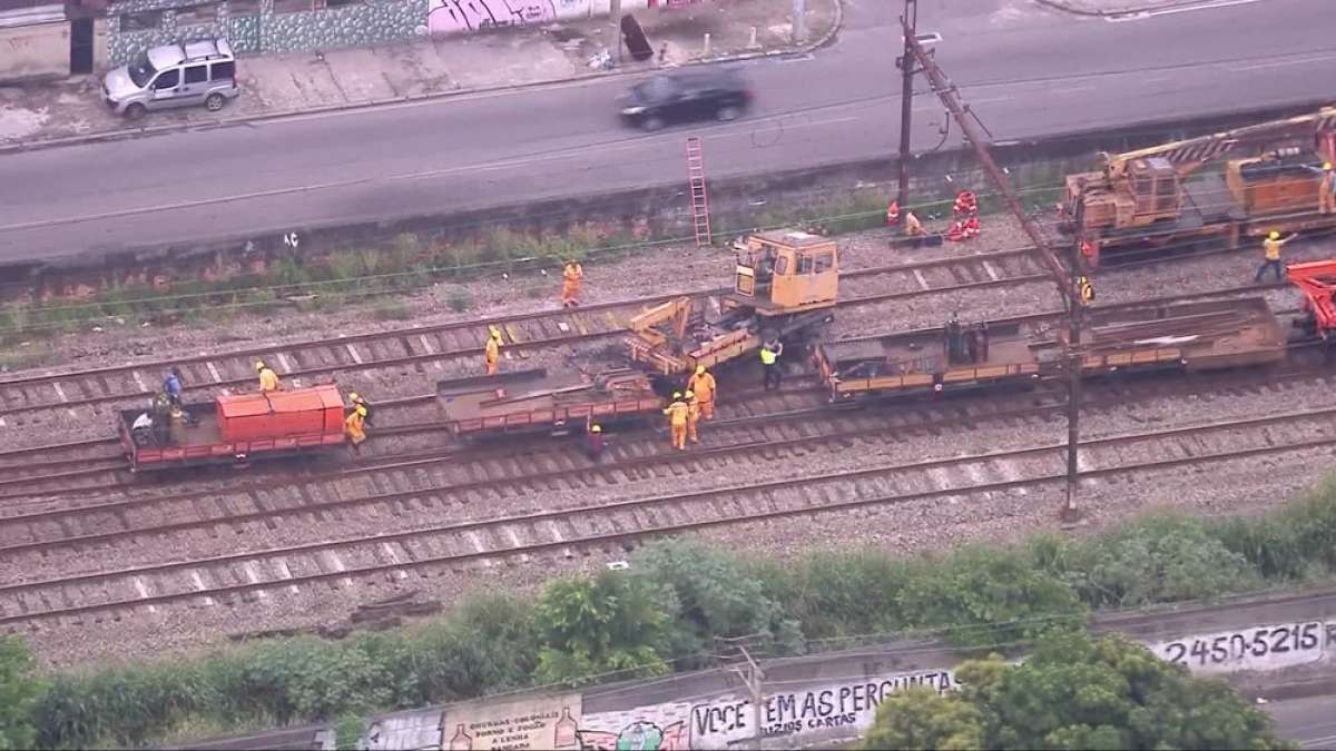 Trem descarrilou entre as estações Oswaldo Cruz e Madureira - Reprodução TV Globo