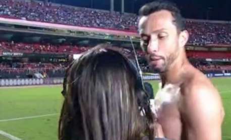 Vídeo: Nenê se irrita com repórter do SporTV na saída do gramado