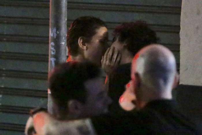 Leandra Leal é vista aos beijos com o ator George Sauma