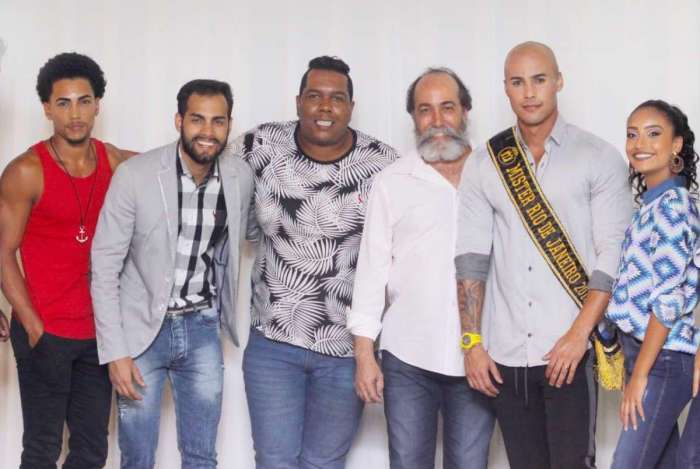 O promoter Jorge Knnawer, rodeado pelo representante da ONG Casa Social de Cáritas, o Mister Rio de Janeiro 2018, Antonnio Ramon e demais modelos