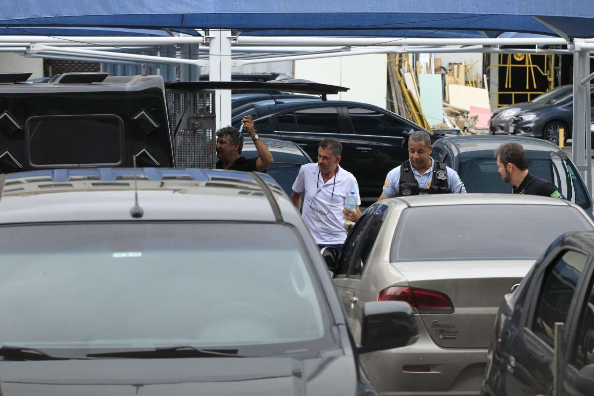 2018-11-27 - O deputado estadual Edson Albertassi (MDB) chega na sede da Polícia Federal, na Praça Mauá, Zona Portuária do Rio, para prestar depoimento no inquérito que deflagrou a Operação Furna da Onça, que prendeu 22 acusados de corrupção, entre eles dez deputados - Foto: Estefan Radoviz/Agência O Dia