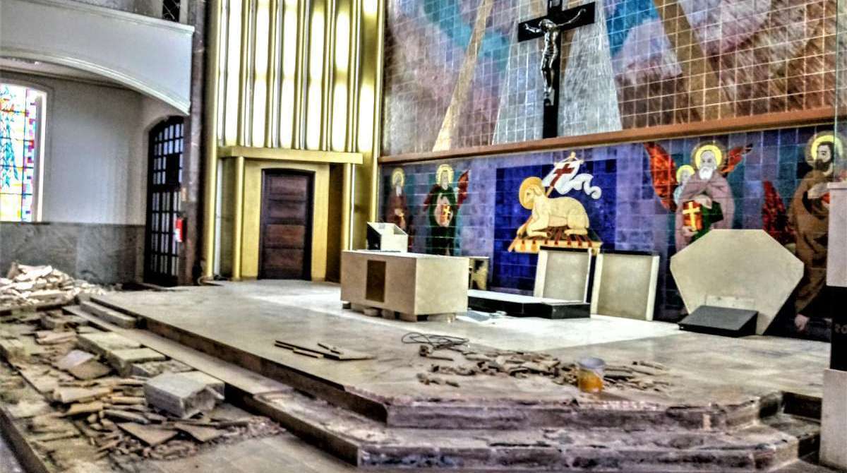 Parte da frente do altar, em mármore, já tinha sido destruída, antes da paralisação das obras - Francisco Edson Alves / Agência O Dia 