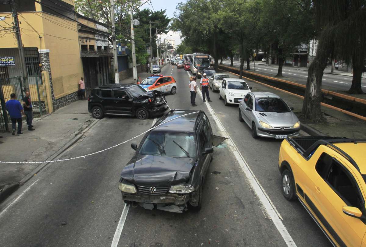 Bandidos roubam casa de juíza e trocam tiros com policiais durante perseguição em Niterói
Confronto aconteceu na Alameda São Boaventura, no Fonseca, na manhã desta quarta-feira.                               