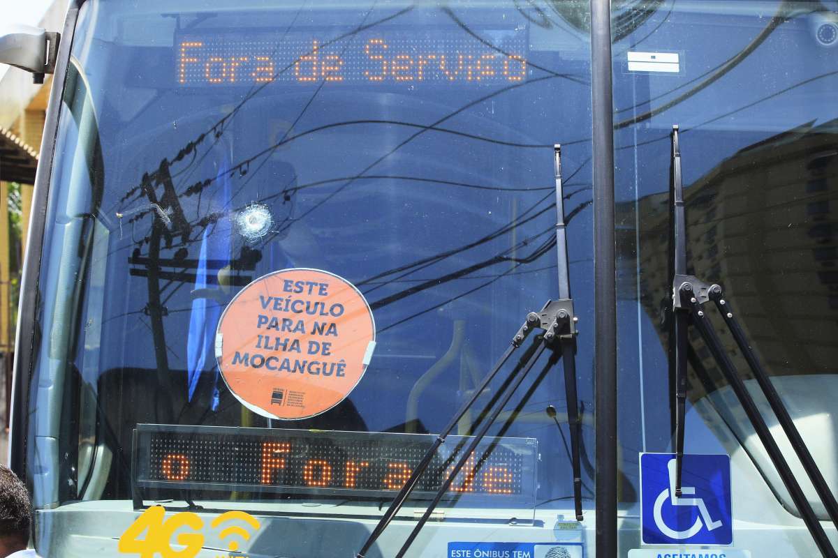 Bandidos roubam casa de ju&iacute;za e trocam tiros com policiais durante persegui&ccedil;&atilde;o em Niter&oacute;i
Confronto aconteceu na Alameda S&atilde;o Boaventura, no Fonseca, na manh&atilde; desta quarta-feira.                               