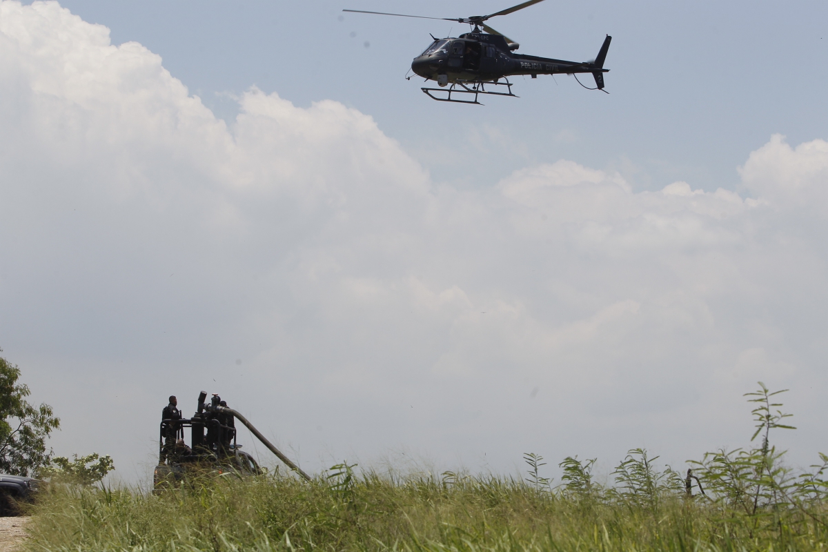 Delegacia do Meio Ambiente com apoio da Core[-cordenadoria de recursos especiais da policia civil fizeram uma opera??o para apurar denuncia que uma empresa que opera retirando gaz do antigo lix?o de Jardim Gramacho Baixada Fluminense estaria jogando chorume[residuo do lixo na Baia da Guanabara.
Severino Silva Agencia O Dia