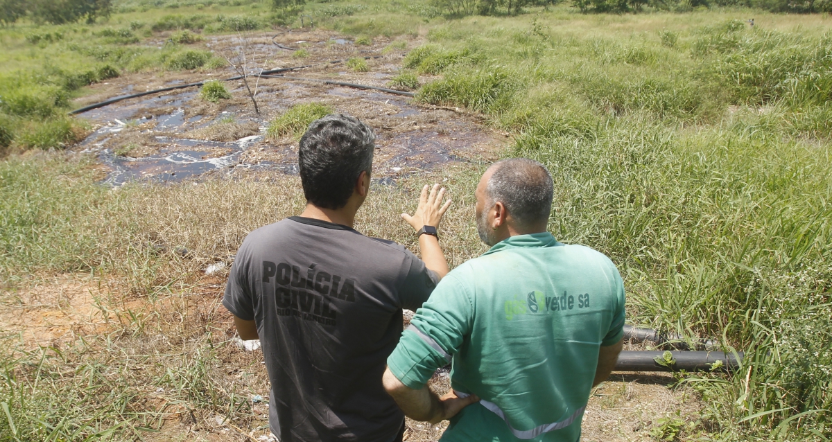 Delegacia do Meio Ambiente com apoio da Core[-cordenadoria de recursos especiais da policia civil fizeram uma opera??o para apurar denuncia que uma empresa que opera retirando gaz do antigo lix?o de Jardim Gramacho Baixada Fluminense estaria jogando chorume[residuo do lixo na Baia da Guanabara.
Severino Silva Agencia O Dia