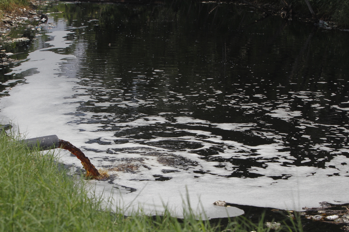 Delegacia do Meio Ambiente com apoio da Core[-cordenadoria de recursos especiais da policia civil fizeram uma opera??o para apurar denuncia que uma empresa que opera retirando gaz do antigo lix?o de Jardim Gramacho Baixada Fluminense estaria jogando chorume[residuo do lixo na Baia da Guanabara.
Severino Silva Agencia O Dia