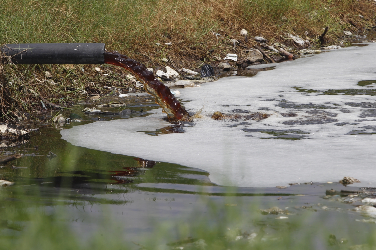 Delegacia do Meio Ambiente com apoio da Core[-cordenadoria de recursos especiais da policia civil fizeram uma opera??o para apurar denuncia que uma empresa que opera retirando gaz do antigo lix?o de Jardim Gramacho Baixada Fluminense estaria jogando chorume[residuo do lixo na Baia da Guanabara.
Severino Silva Agencia O Dia