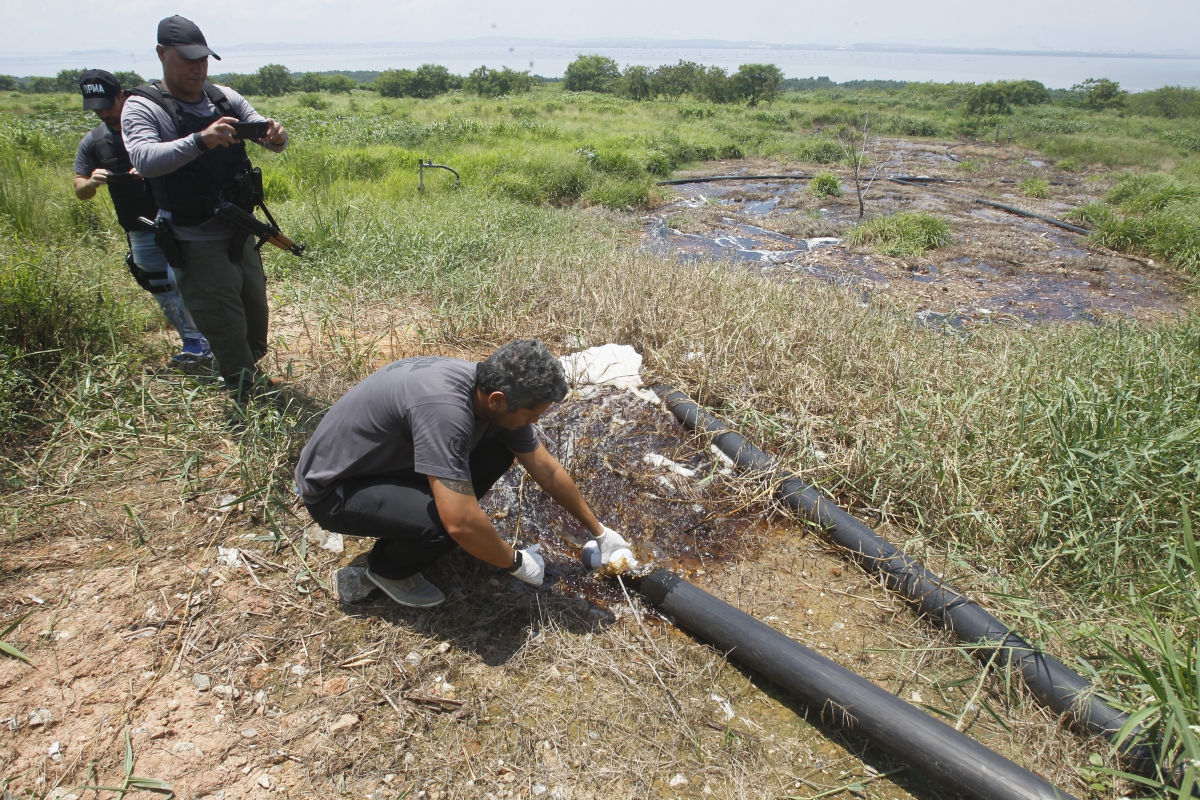 Delegacia do Meio Ambiente com apoio da Core[-cordenadoria de recursos especiais da policia civil fizeram uma opera??o para apurar denuncia que uma empresa que opera retirando gaz do antigo lix?o de Jardim Gramacho Baixada Fluminense estaria jogando chorume[residuo do lixo na Baia da Guanabara.
Severino Silva Agencia O Dia