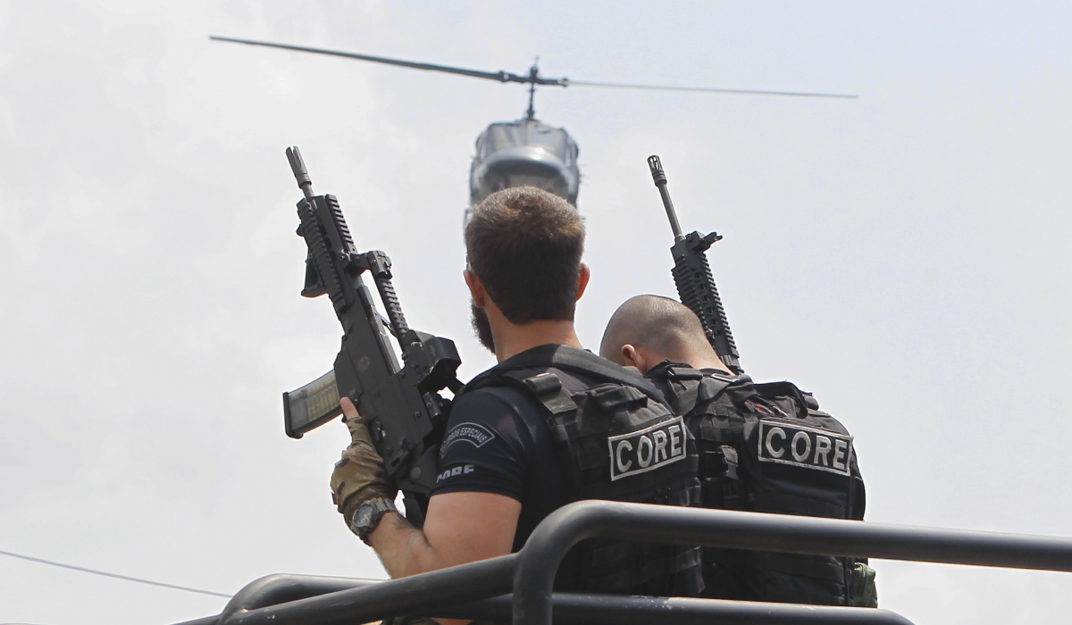 Delegacia do Meio Ambiente com apoio da Core[-cordenadoria de recursos especiais da policia civil fizeram uma opera??o para apurar denuncia que uma empresa que opera retirando gaz do antigo lix?o de Jardim Gramacho Baixada Fluminense estaria jogando chorume[residuo do lixo na Baia da Guanabara.
Severino Silva Agencia O Dia