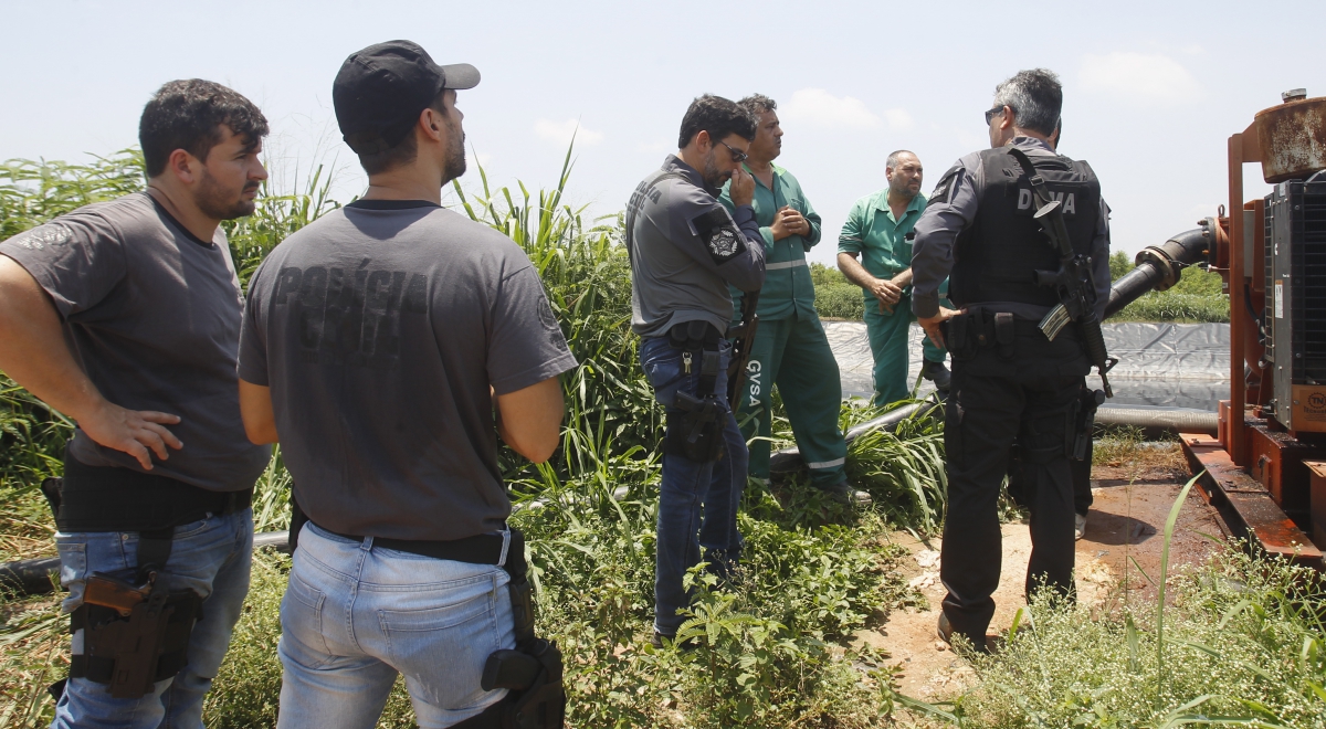 Delegacia do Meio Ambiente com apoio da Core[-cordenadoria de recursos especiais da policia civil fizeram uma opera??o para apurar denuncia que uma empresa que opera retirando gaz do antigo lix?o de Jardim Gramacho Baixada Fluminense estaria jogando chorume[residuo do lixo na Baia da Guanabara.
Severino Silva Agencia O Dia