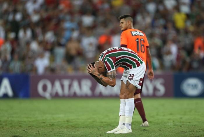 O atacante Luciano se desespera com mais uma oportunidade desperdiçada pelo Fluminense