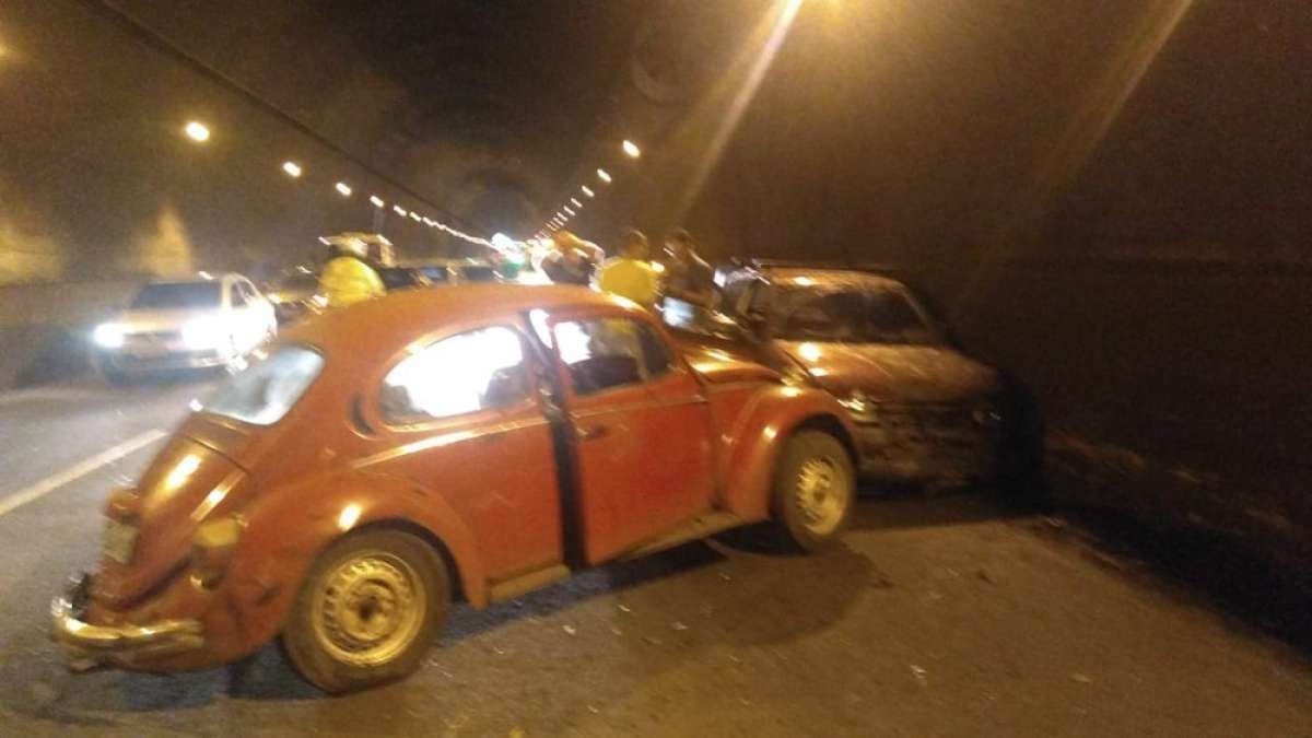 Acidente entre dois carros e uma moto interdita parcialmente o Túnel Rebouças sentido Zona Sul  - Reprodução/Centro de Operações 