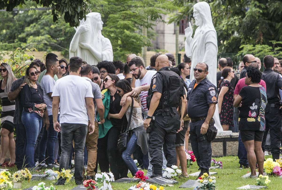 Enterro do Major Luna no cemit&eacute;rio Jardim da Saudade em Mesquita. Rj, 28 de novembro. Foto M&aacute;rcio Mercante/Ag&ecirc;ncia O Dia
