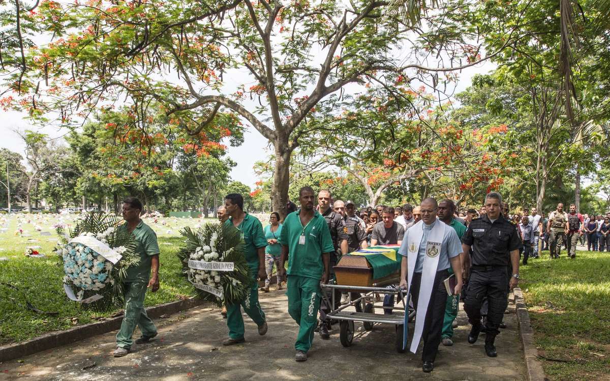 Enterro do Major Luna no cemitério Jardim da Saudade em Mesquita. Rj, 28 de novembro. Foto Márcio Mercante/Agência O Dia