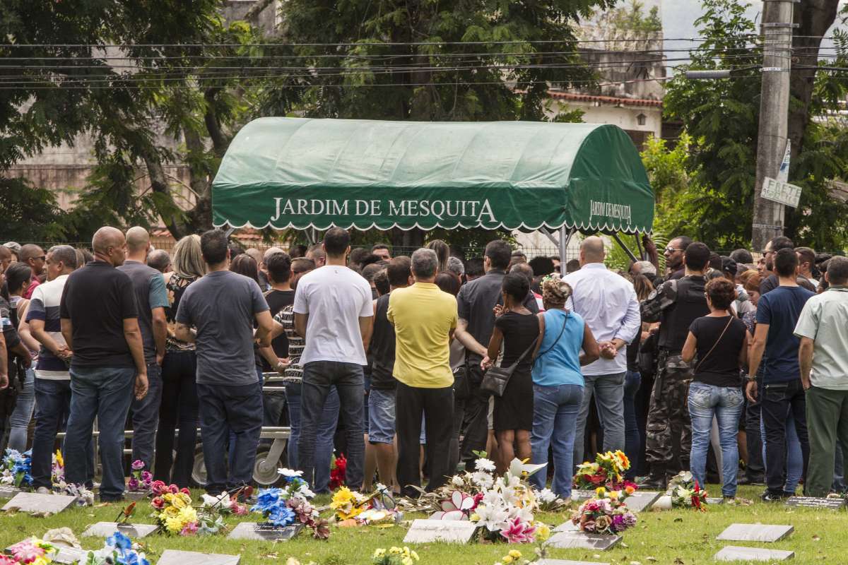 Enterro do Major Luna no cemitério Jardim da Saudade em Mesquita. Rj, 28 de novembro. Foto Márcio Mercante/Agência O Dia
