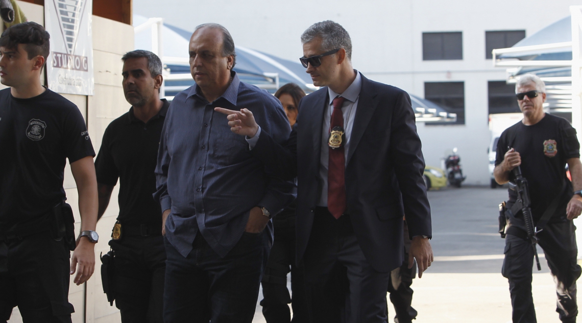 O governador Luiz Fernando Pez&atilde;o (MDB) que foi preso, na manh&atilde; desta quinta-feira, 29, em uma opera&ccedil;&atilde;o da Pol&iacute;cia Federal, que recebeu o nome de Boca de Lobo, chega &agrave; superintend&ecirc;ncia da Pol&iacute;cia Federal na Regi&atilde;o Portu&aacute;ria do Rio 