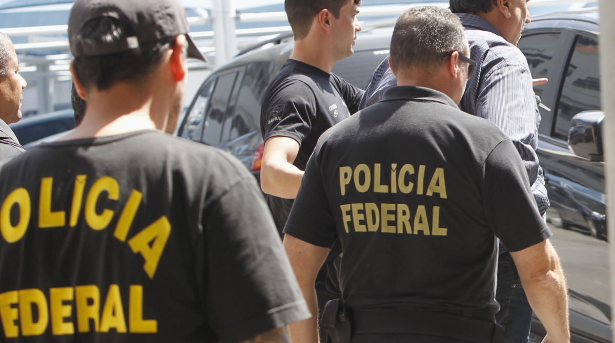 O governador Luiz Fernando Pez&atilde;o (MDB), preso na manh&atilde; desta quinta-feira, 29, em uma opera&ccedil;&atilde;o da Pol&iacute;cia Federal, que recebeu o nome de Boca de Lobo, saindo da superintend&ecirc;ncia da Pol&iacute;cia Federal na Regi&atilde;o Portu&aacute;ria do Rio para Unidade Prisional da PM em Niter&oacute;i - Foto: Severino Silva/Ag&ecirc;ncia O Dia